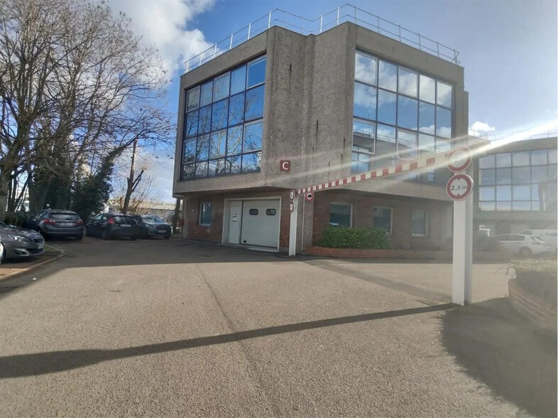 Flex in Nanterre for lease - Building Photo - Image 1 of 5