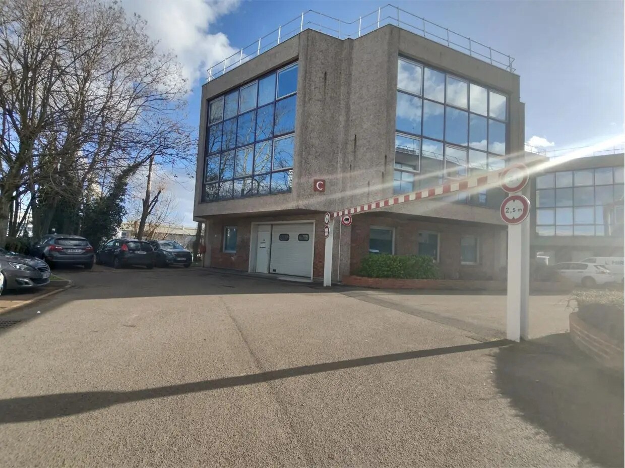 Flex in Nanterre for lease Building Photo- Image 1 of 6