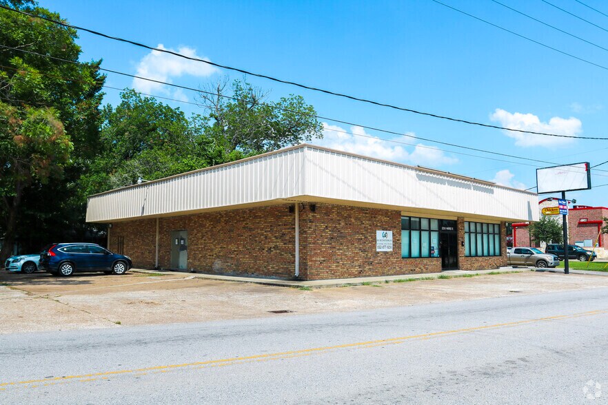 201 N Winfree St, Dayton, TX à louer - Photo du bâtiment - Image 2 de 21