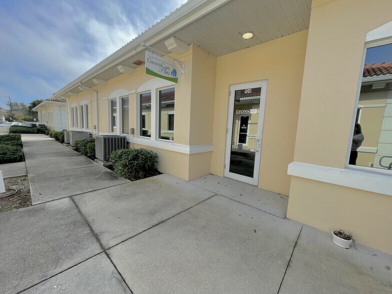 25074 Olympia Ave, Punta Gorda, FL à vendre - Photo du bâtiment - Image 3 de 33