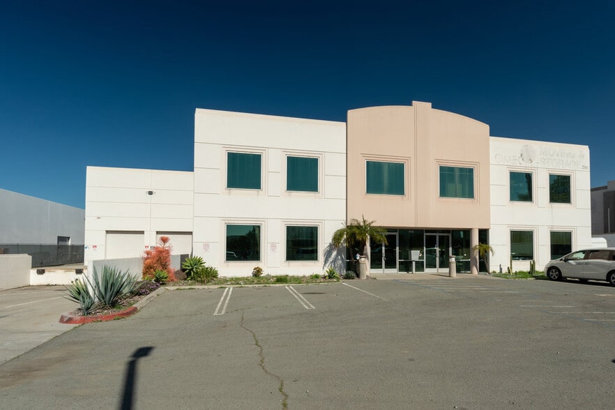 8594 Siempre Viva Rd, San Diego, CA à louer - Photo principale - Image 1 de 41