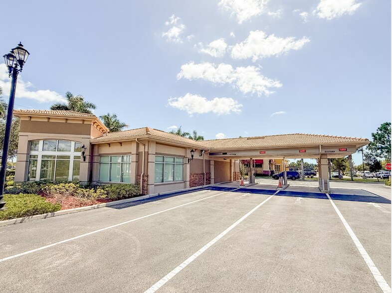 3501 Vandenberg Way, Estero, FL à vendre - Photo du bâtiment - Image 2 de 4