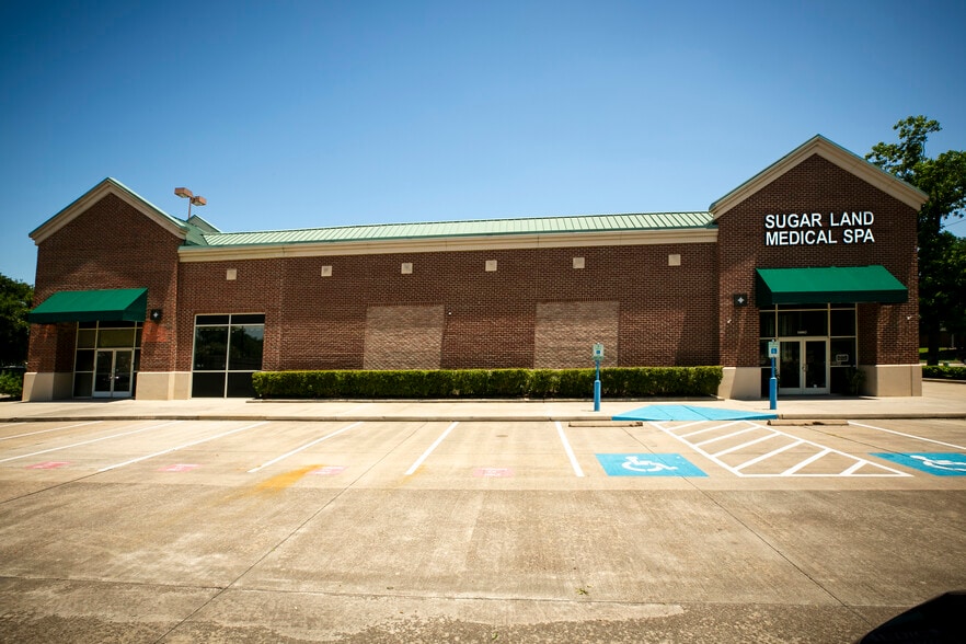16062 Southwest Fwy, Sugar Land, TX à louer - Photo du bâtiment - Image 1 de 2