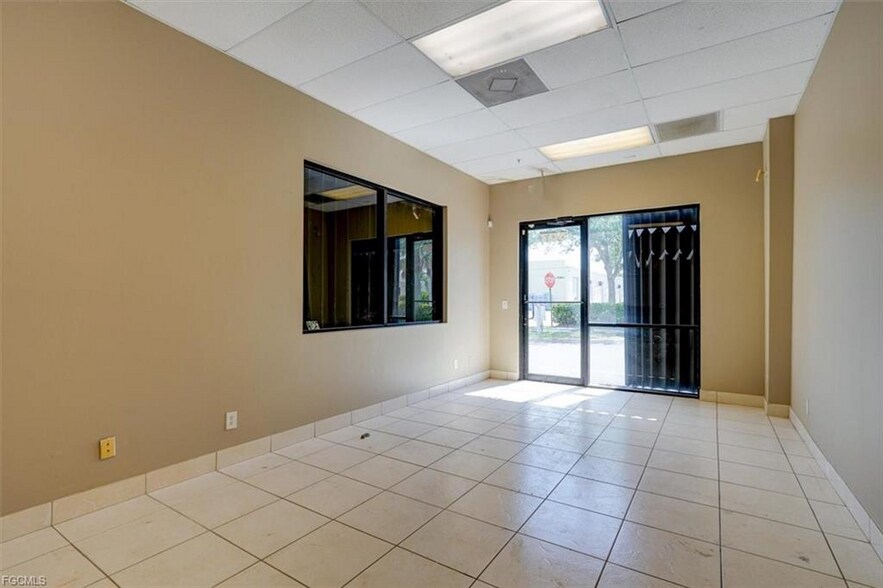 17030 Alico Commerce Ct, Fort Myers, FL à louer - Photo du bâtiment - Image 2 de 6