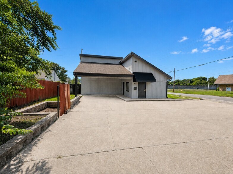901 E Loula St, Olathe, KS for lease - Building Photo - Image 2 of 7