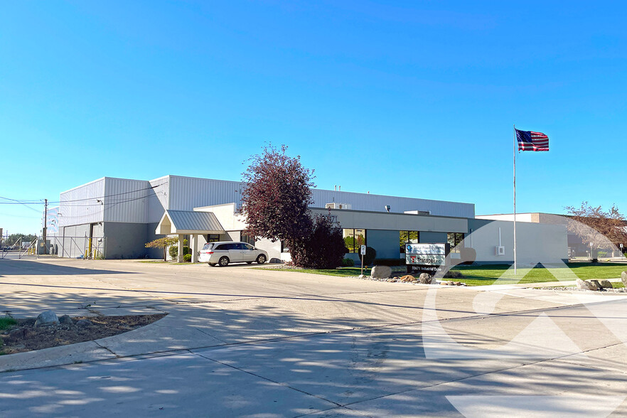 32471 Industrial Dr, Madison Heights, MI for lease - Building Photo - Image 1 of 11