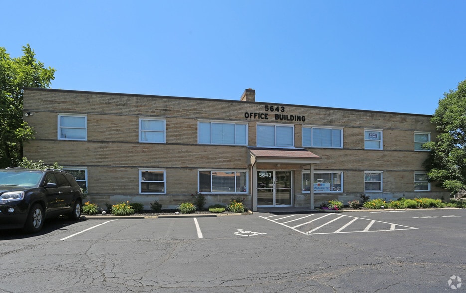 5643 Cheviot Rd, Cincinnati, OH for lease - Primary Photo - Image 1 of 12
