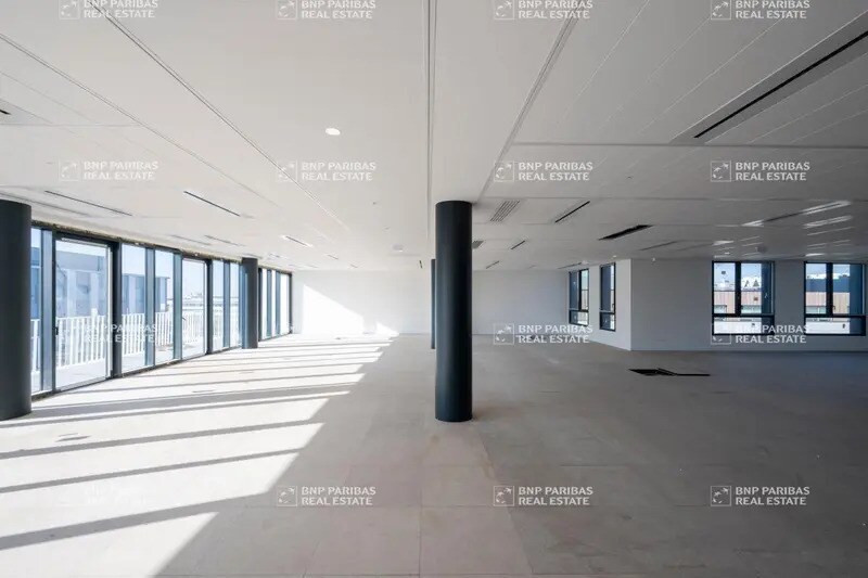 7 Rue Stephenson, Montigny-le-Bretonneux for lease - Interior Photo - Image 3 of 10