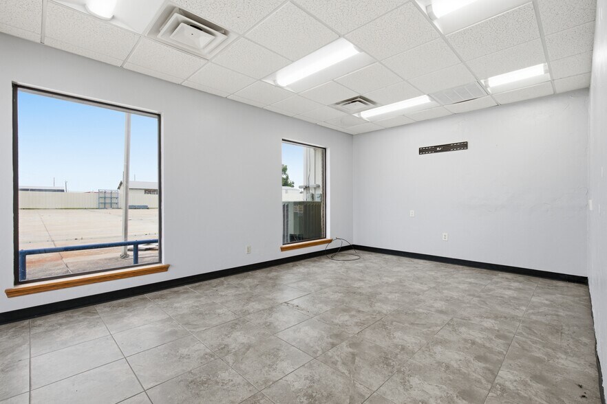 1300 N Broadway Ave, Ada, OK à vendre - Photo du bâtiment - Image 3 de 29