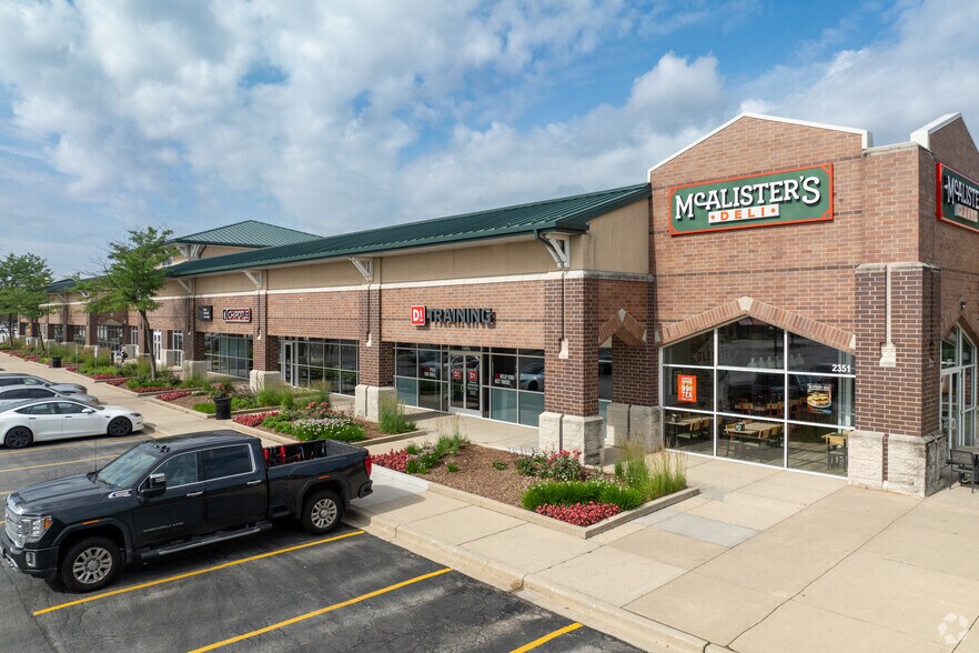 2301-2351 Willow Rd, Glenview, IL for sale - Building Photo - Image 2 of 12