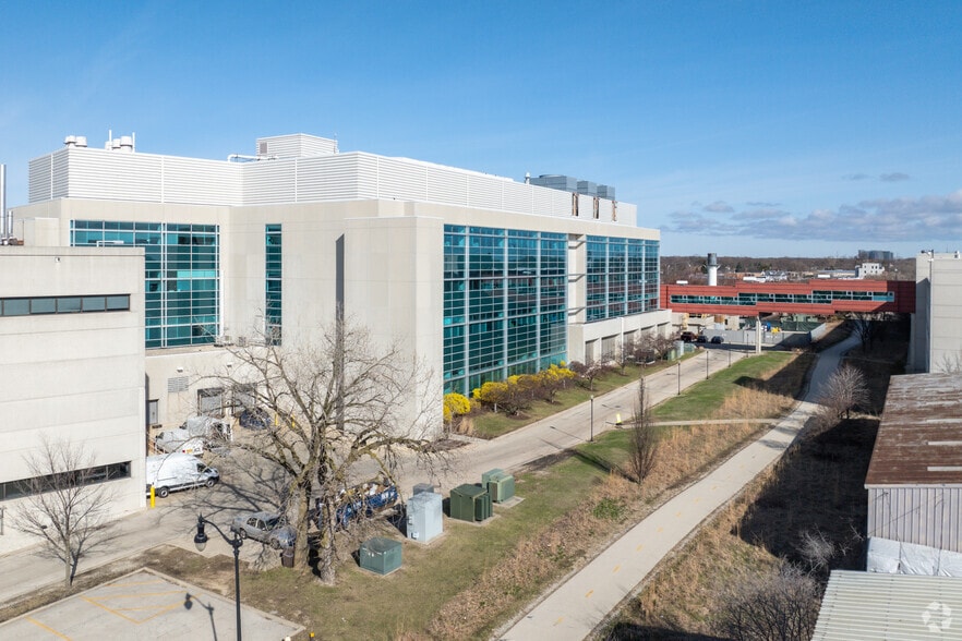 8045 Lamon Ave, Skokie, IL for sale - Building Photo - Image 2 of 11