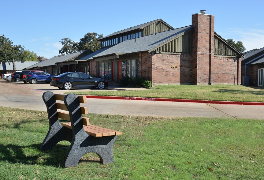 3603-3617 W Pioneer Pky, Arlington, TX for lease - Building Photo - Image 2 of 24