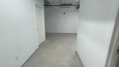 7402 Grand Ave, Elmhurst, NY à louer Photo intérieure- Image 1 de 13