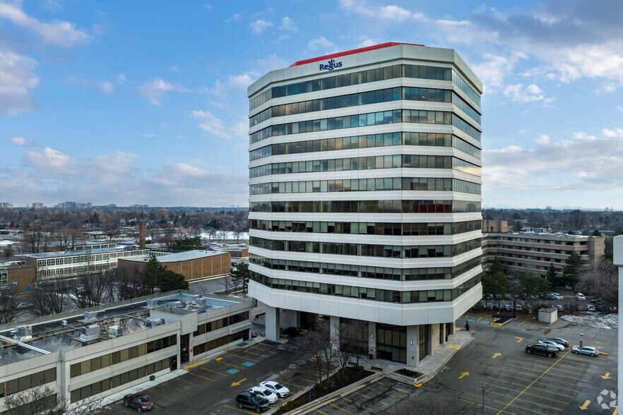 10 Four Seasons Pl, Toronto, ON à louer - Photo du bâtiment - Image 2 de 5