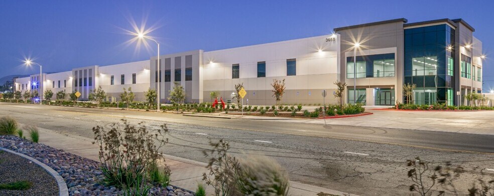 3650 Center St, Riverside, CA à louer - Photo du bâtiment - Image 3 de 4