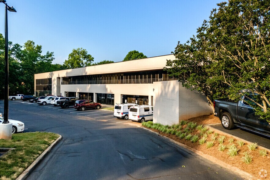 5601 77 Center Dr, Charlotte, NC à louer - Photo du bâtiment - Image 2 de 11