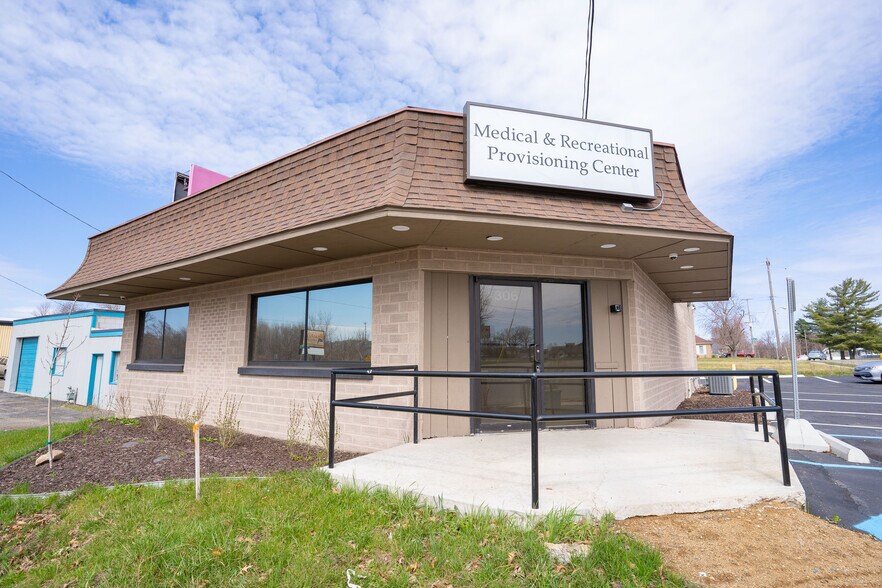 306 Columbia Ave W, Battle Creek, MI à vendre - Photo du bâtiment - Image 3 de 6