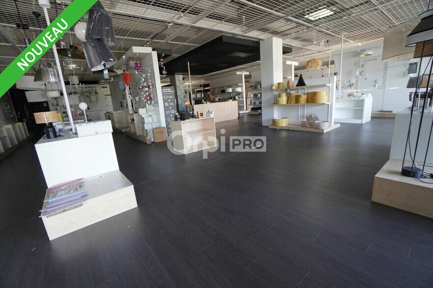 Retail in Quetigny for lease - Interior Photo - Image 1 of 8