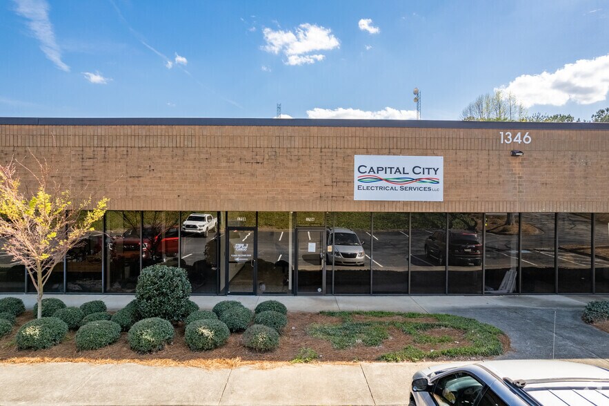 1346 Oakbrook Dr, Norcross, GA à louer - Photo du bâtiment - Image 2 de 4