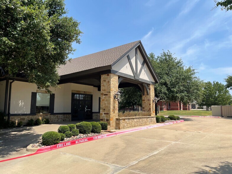 1750 Rufe Snow Dr, Keller, TX à vendre - Photo du bâtiment - Image 2 de 9