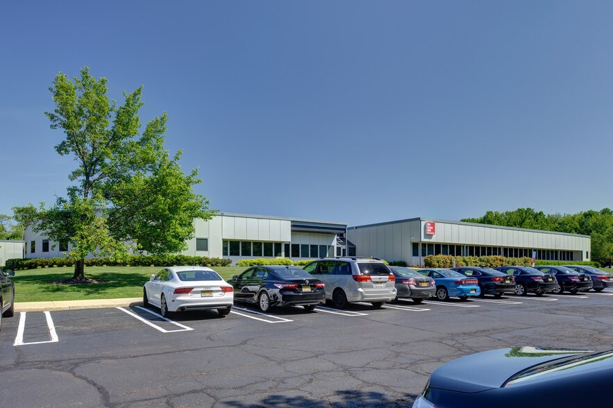 104 Windsor Center Dr, East Windsor, NJ à louer - Photo du bâtiment - Image 3 de 8