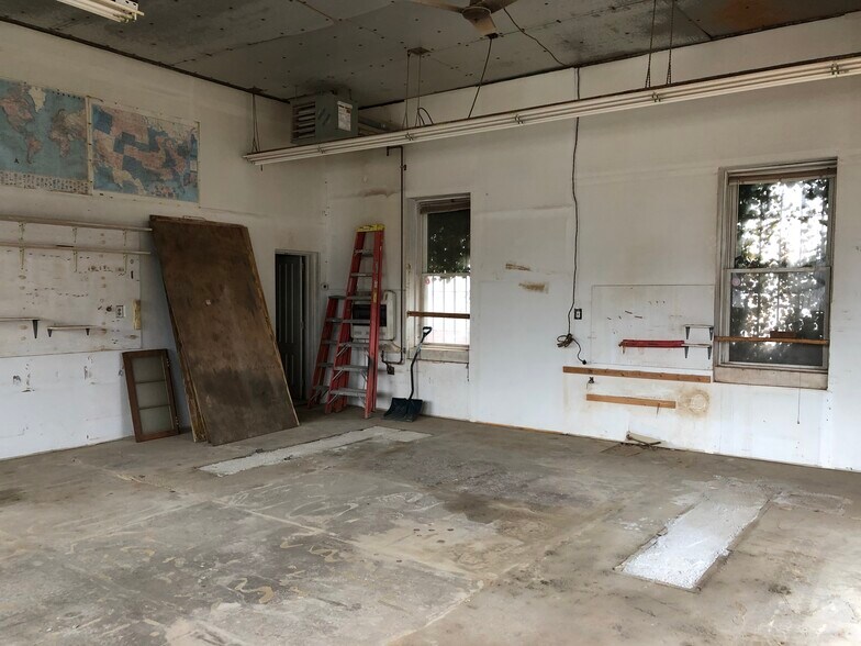 8 Migeon Ave, Torrington, CT à vendre - Photo du bâtiment - Image 3 de 11