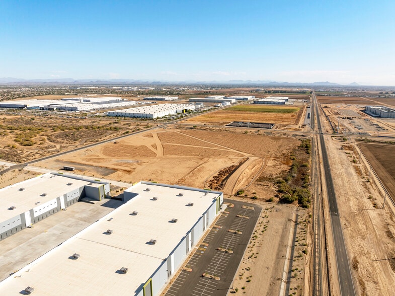 15784 W Hatcher Rd, Waddell, AZ à louer - Photo du bâtiment - Image 2 de 8