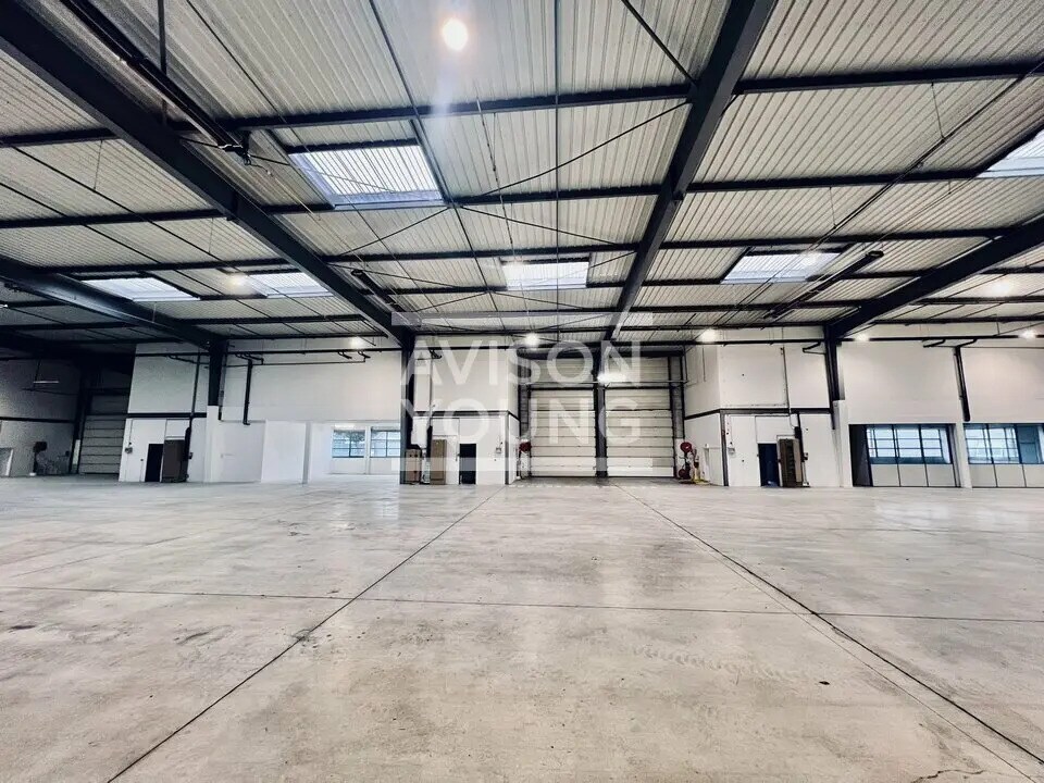 Flex in La Courneuve for lease Building Photo- Image 1 of 7