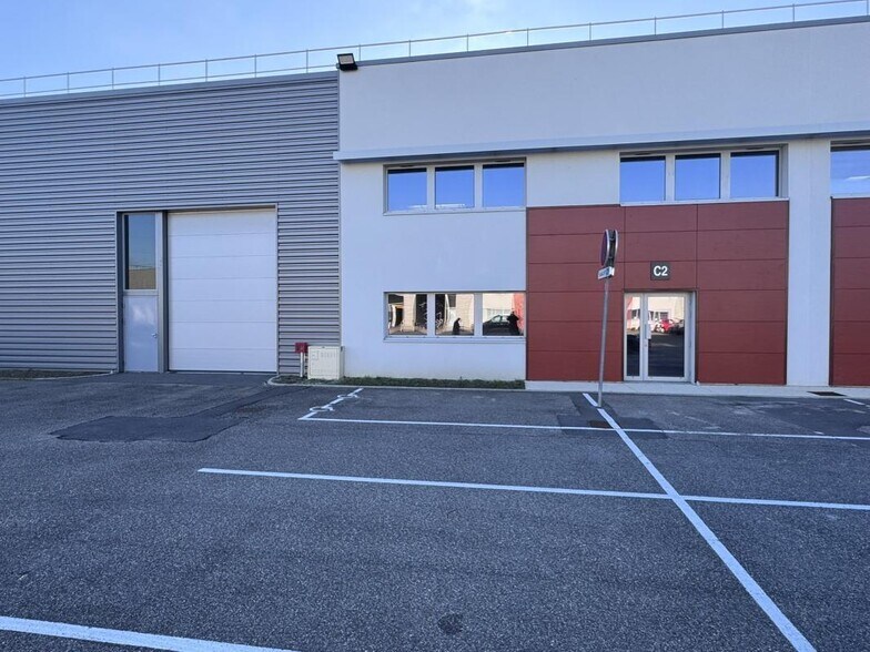Flex dans Saint-Priest à louer - Photo du bâtiment - Image 2 de 5