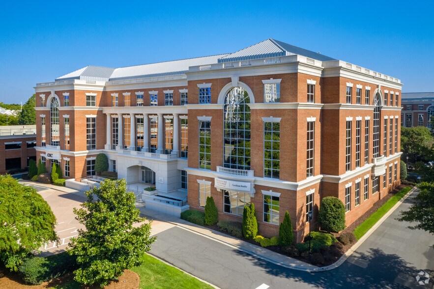 6801 Carnegie Blvd, Charlotte, NC à louer - Photo principale - Image 1 de 19