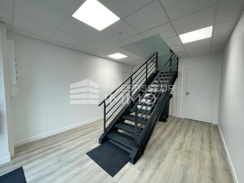 Office in Meaux for lease - Building Photo - Image 3 of 18