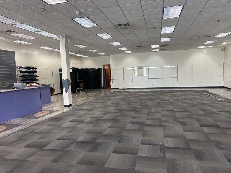 307-311 N Mall Dr, Appleton, WI à louer - Photo du bâtiment - Image 3 de 7