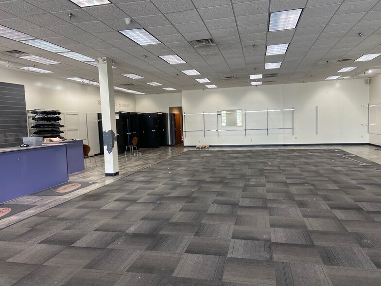311 N Mall Dr, Appleton, WI for lease - Building Photo - Image 3 of 7