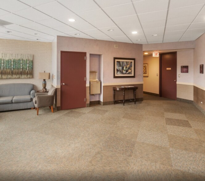 6374 N Lincoln Ave, Chicago, IL for lease - Interior Photo - Image 2 of 9