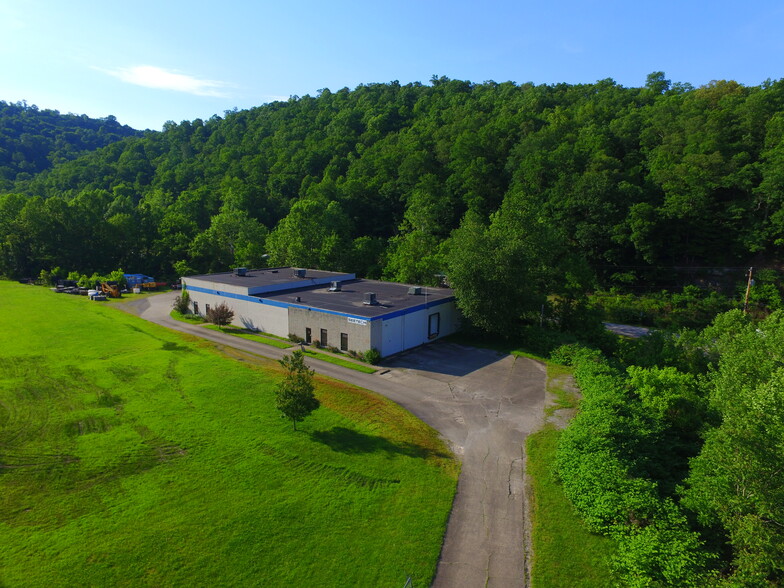 1963 Edens Fork Rd, Charleston, WV à vendre - Photo du bâtiment - Image 1 de 1