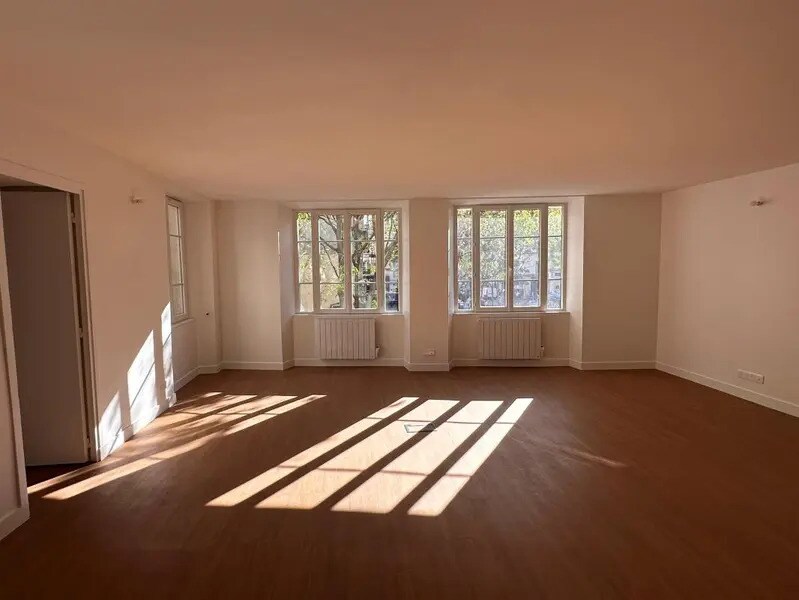 8 Place Sainte-Opportune, Paris for lease Interior Photo- Image 1 of 7