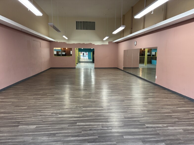 5536-5542 Santa Monica Blvd, Los Angeles, CA for lease - Building Photo - Image 2 of 9