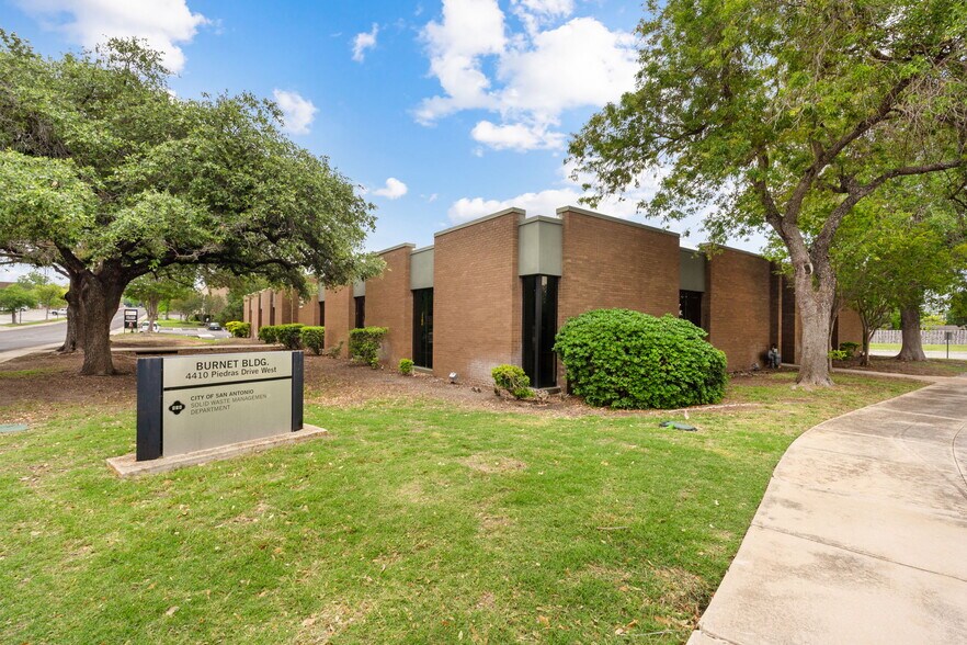 4410 W Piedras Dr, San Antonio, TX à vendre - Photo du bâtiment - Image 2 de 8