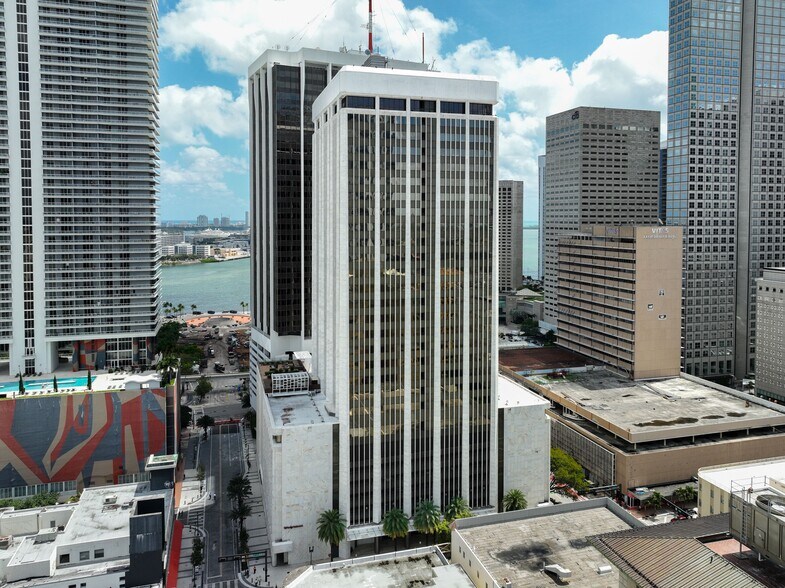 1 SE 3rd Ave, Miami, FL à louer - Photo du bâtiment - Image 3 de 22