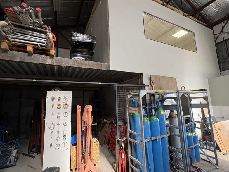 Flex in Feyzin for lease - Interior Photo - Image 3 of 6