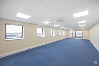 6 Darby Clos, Swindon for lease Interior Photo- Image 2 of 3