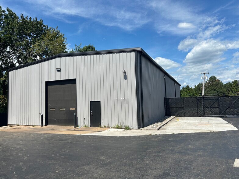 335 Commerce Blvd, Liverpool, NY à louer - Photo du bâtiment - Image 3 de 11