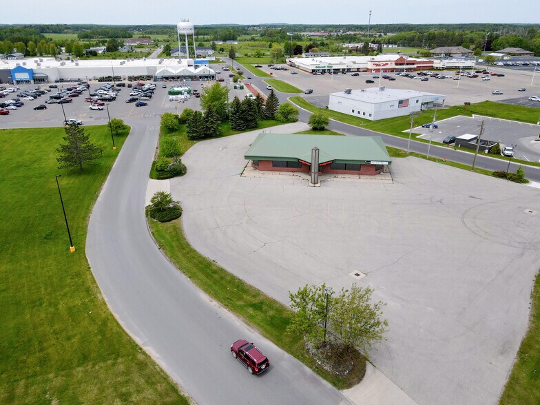 245 Mill St, Cheboygan, MI à louer - Photo du bâtiment - Image 2 de 11