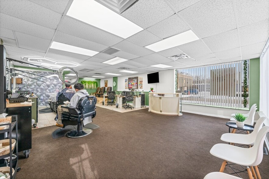 1104 W Glen Flora Ave, Waukegan, IL for sale - Building Photo - Image 2 of 7