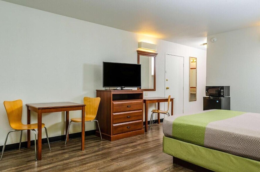 825 E F St, Oakdale, CA à vendre - Photo du bâtiment - Image 2 de 5