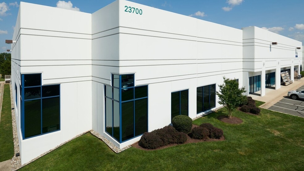 23700 Pebble Run Pl, Sterling, VA à louer - Photo du bâtiment - Image 2 de 5