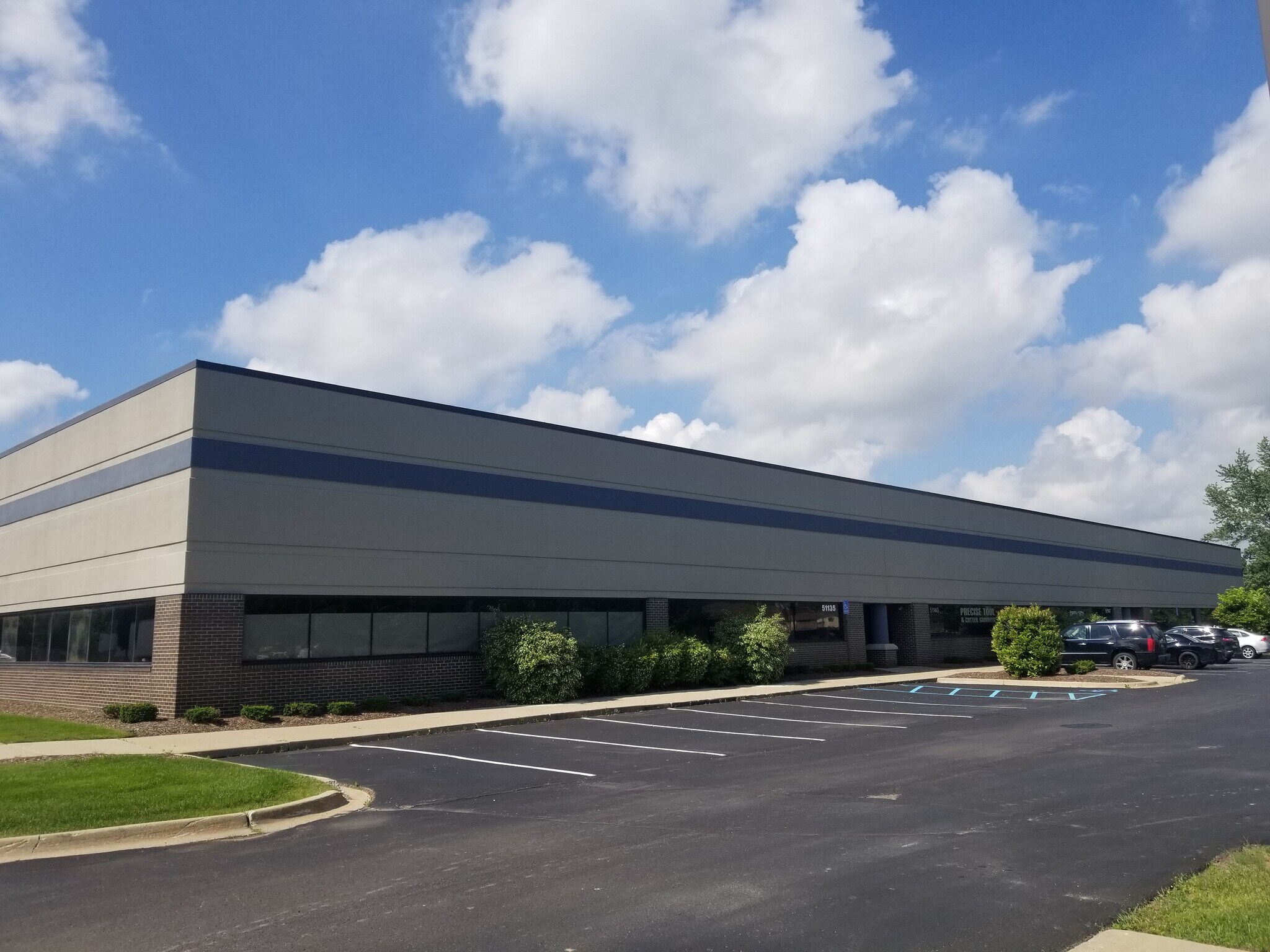 51111-51183 Pontiac Trl, Wixom, MI à vendre Photo du bâtiment- Image 1 de 1