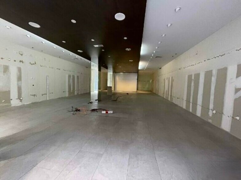 Retail in Reims for lease - Interior Photo - Image 2 of 14
