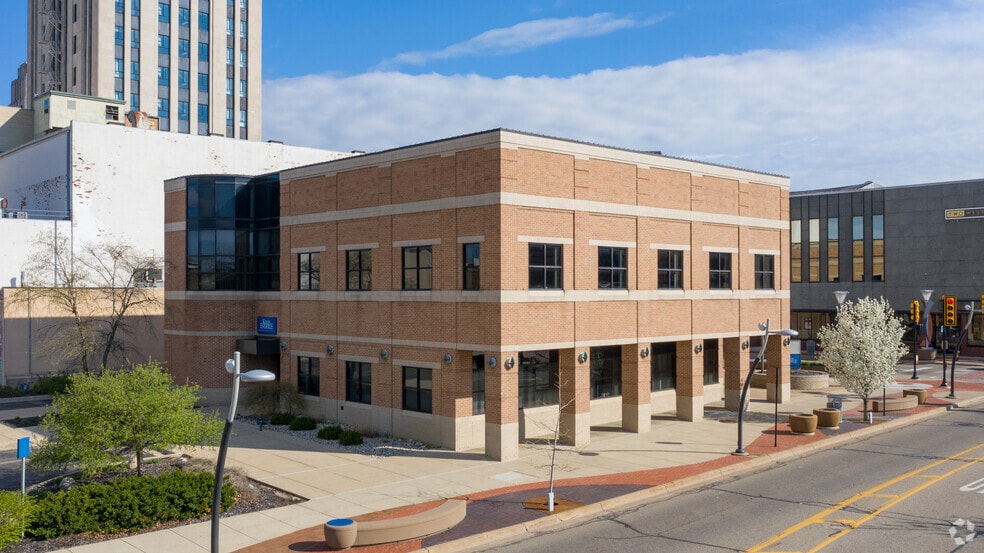 1 W Michigan Ave, Battle Creek, MI à vendre - Photo du bâtiment - Image 2 de 4