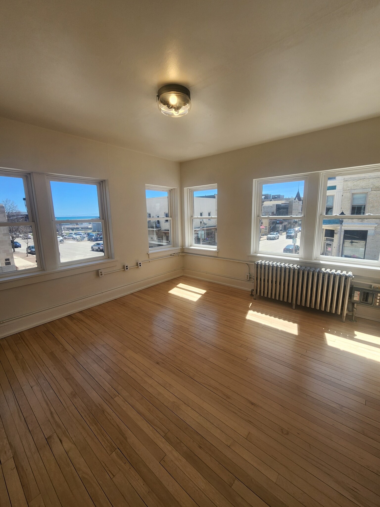 301 N Franklin St, Port Washington, WI à louer Photo principale- Image 1 de 2